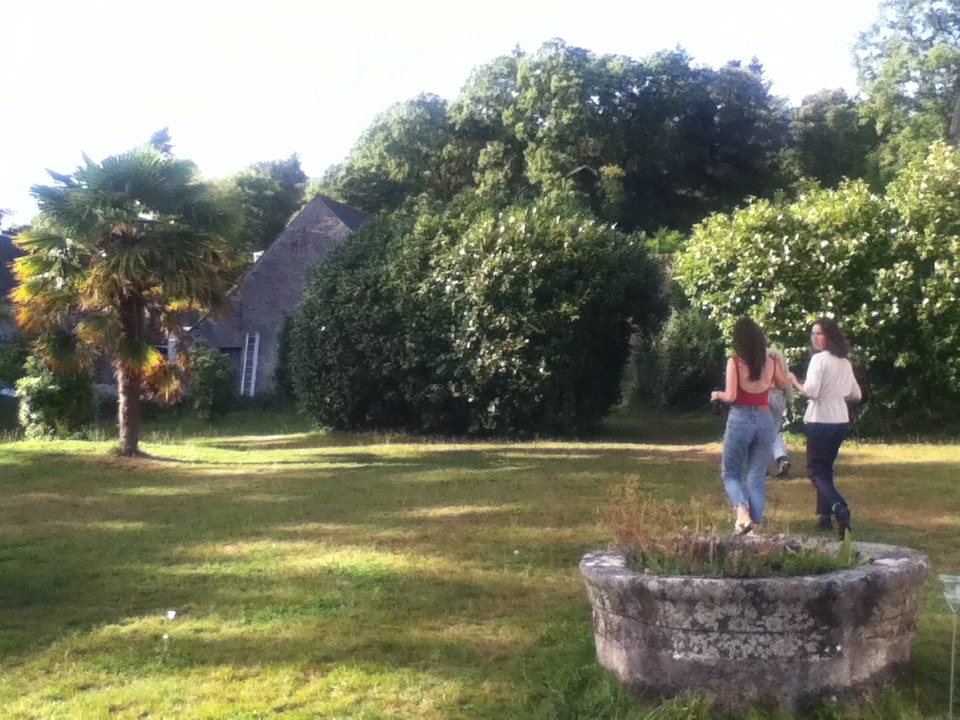 garance et angèle se baladent