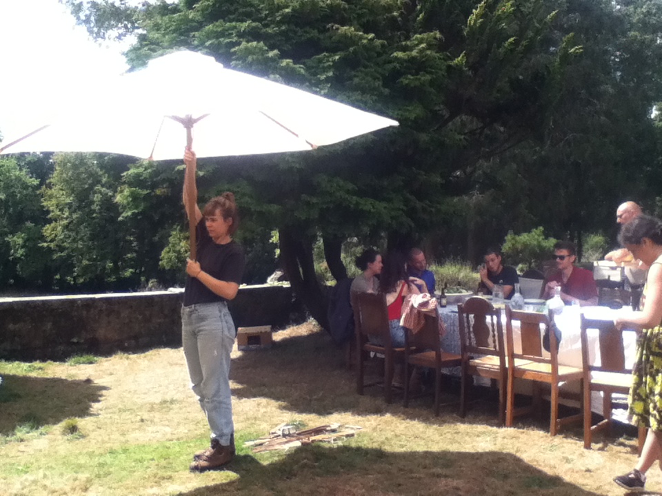 lily tient un parasol